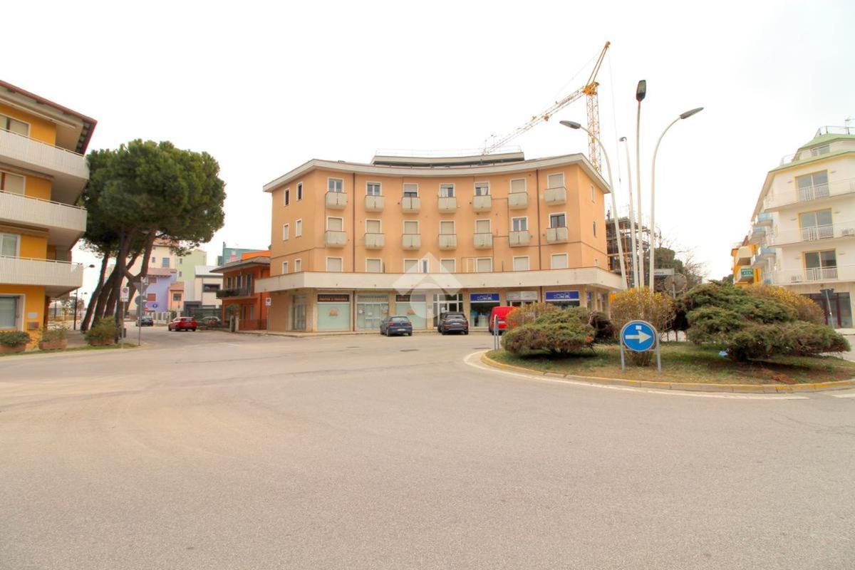 Ampio Bilocale Caorle Lungomare Levante Екстериор снимка